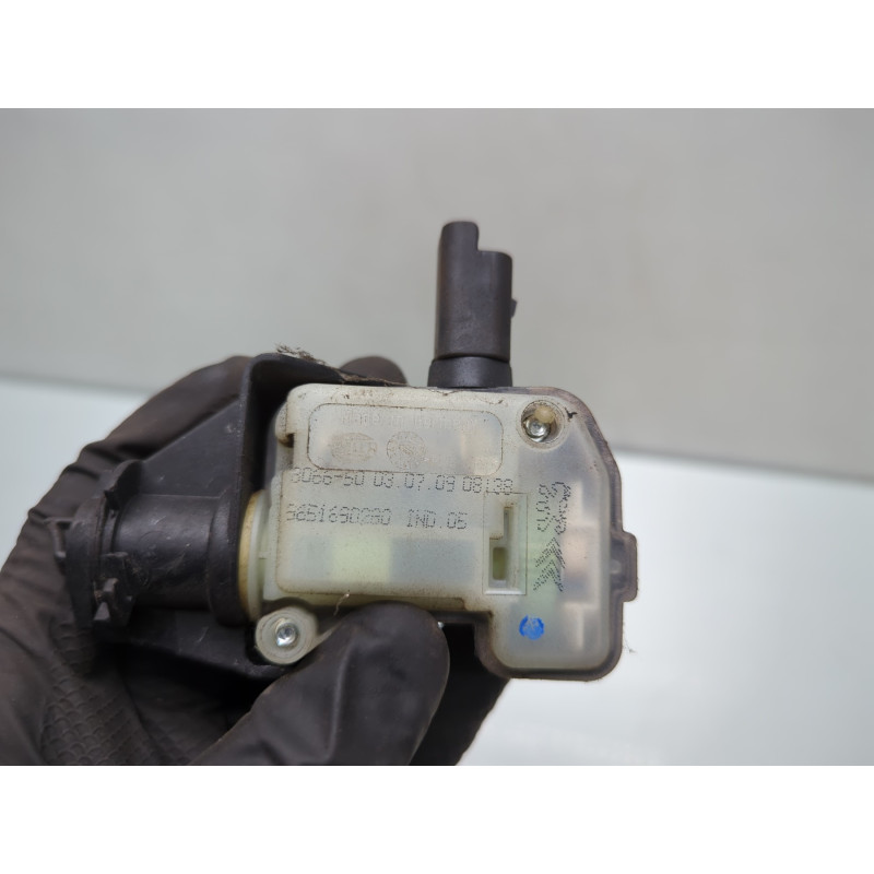 Actionneur verrou trappe d'essence CITROEN C6 Photo n°4