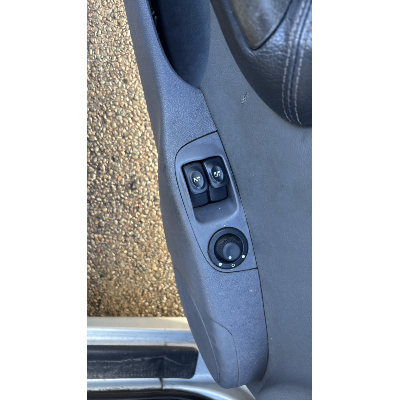 Vitre avant gauche RENAULT MEGANE 1 Photo n°13