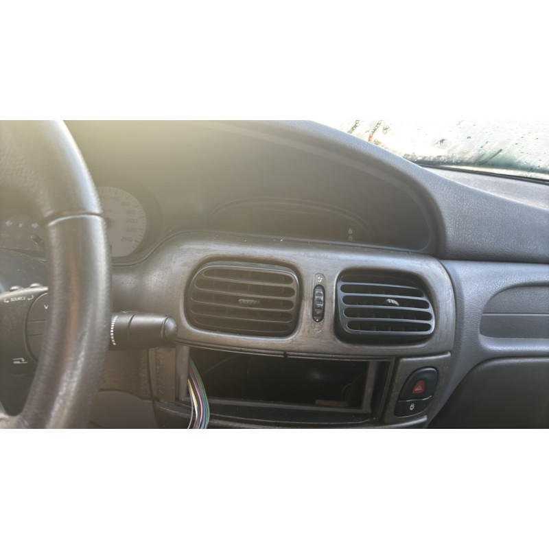 Vitre avant gauche RENAULT MEGANE 1 Photo n°19