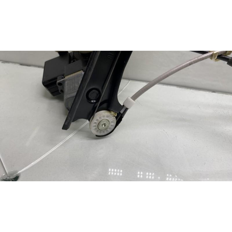 Leve vitre electrique avant droit VOLKSWAGEN POLO 5 Photo n°6