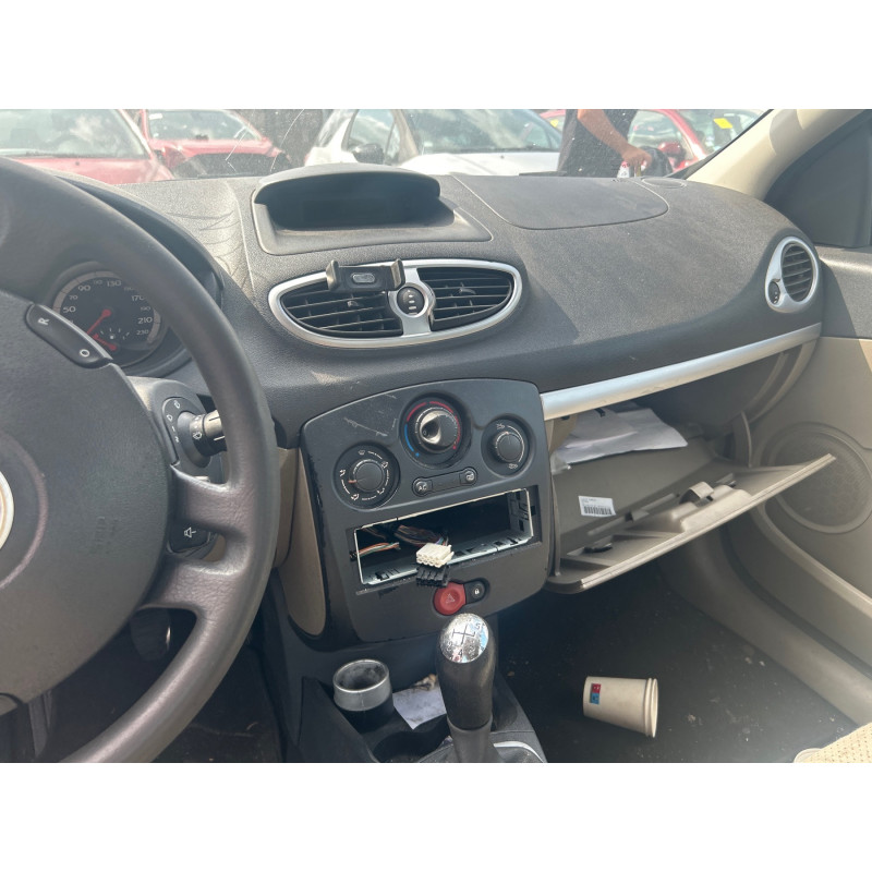 Vitre avant gauche RENAULT CLIO 3 Photo n°11