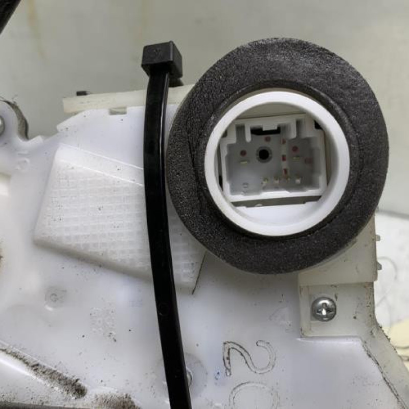 Serrure avant droit TOYOTA YARIS 2 Photo n°4