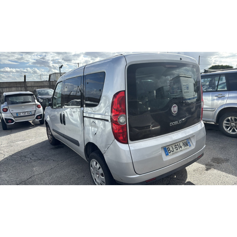 Attache ceinture avant droit FIAT DOBLO 2 Photo n°8