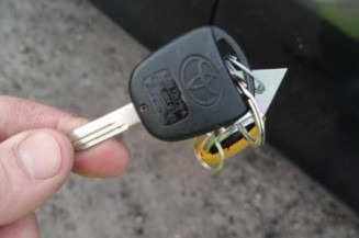 Pretensionneur de ceinture avant droit TOYOTA YARIS 2