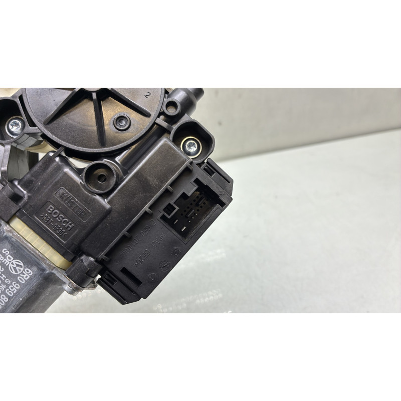 Leve vitre electrique avant droit VOLKSWAGEN POLO 5 Photo n°8