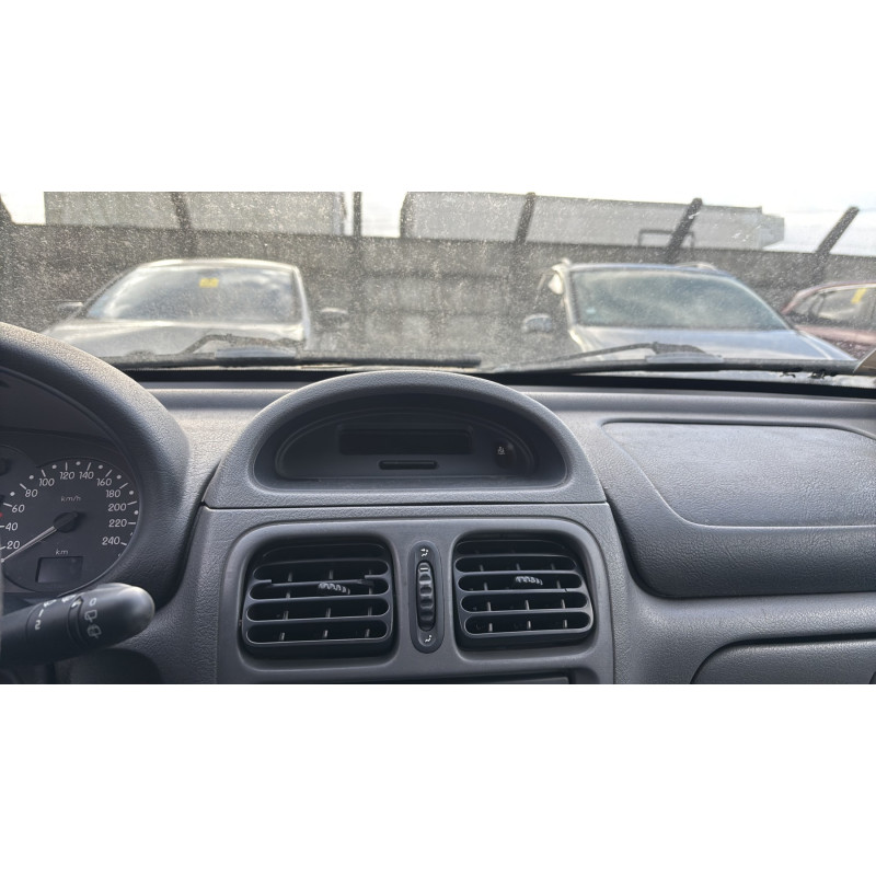 Feu arriere principal gauche (feux) RENAULT CLIO 2 Photo n°20