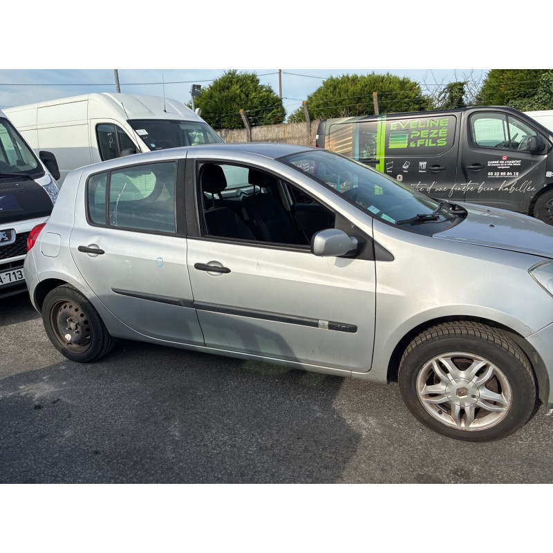 Attache ceinture avant gauche RENAULT CLIO 3 Photo n°7