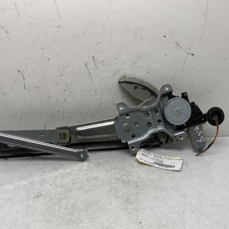 Leve vitre electrique avant droit SUZUKI SWIFT 3 Photo n°1