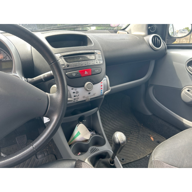 Vitre arriere droit PEUGEOT 107 Photo n°4
