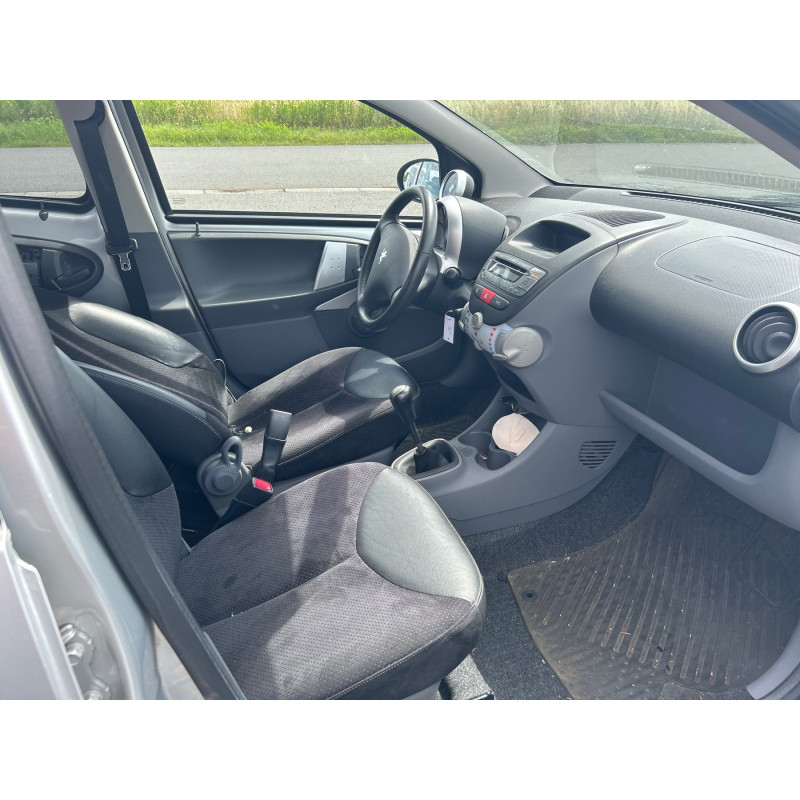Vitre arriere droit PEUGEOT 107 Photo n°6