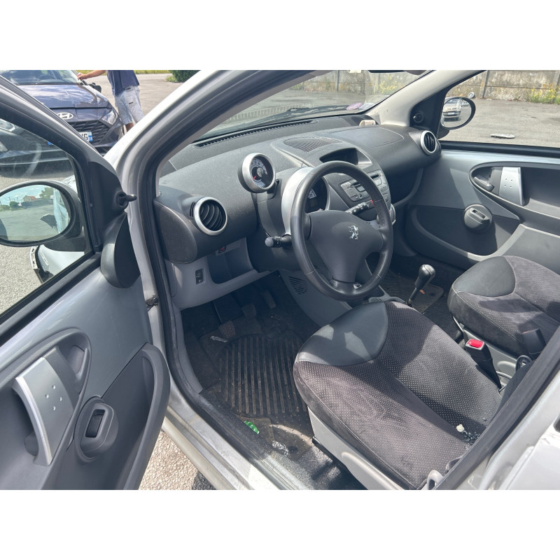 Vitre arriere droit PEUGEOT 107 Photo n°8