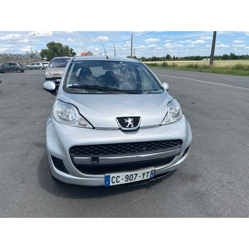 Vitre arriere droit PEUGEOT 107 Photo n°9