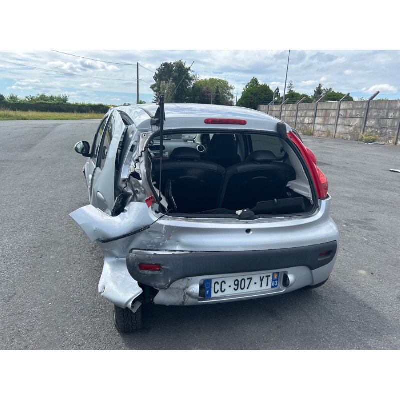 Vitre arriere droit PEUGEOT 107 Photo n°15