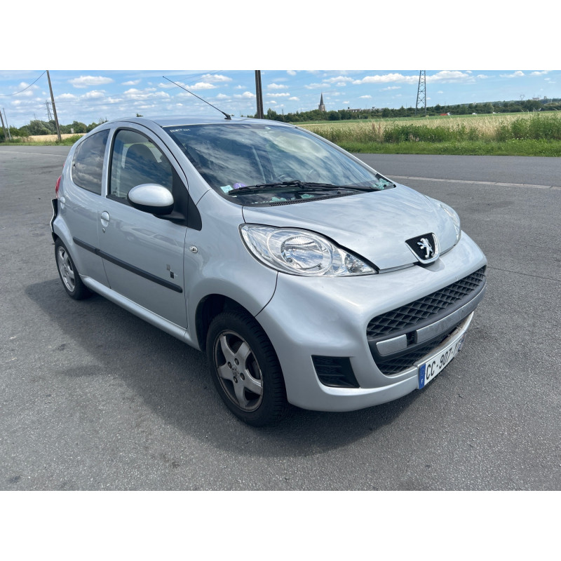 Vitre arriere droit PEUGEOT 107 Photo n°17