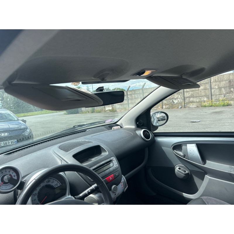 Vitre arriere droit PEUGEOT 107 Photo n°18
