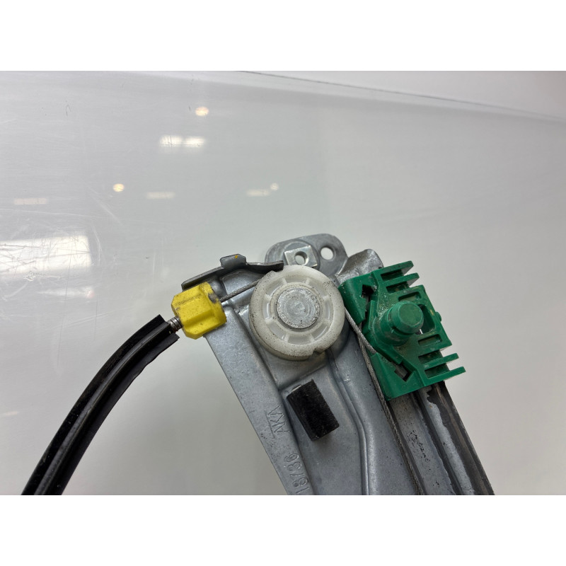 Leve vitre electrique avant droit RENAULT CLIO 3 Photo n°8