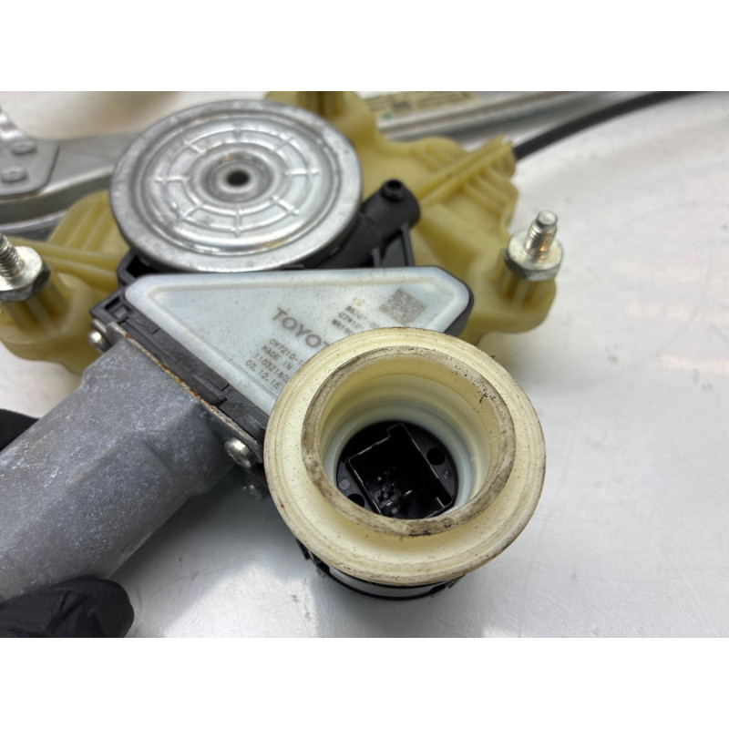 Leve vitre electrique arriere droit TOYOTA COROLLA 10 Photo n°4