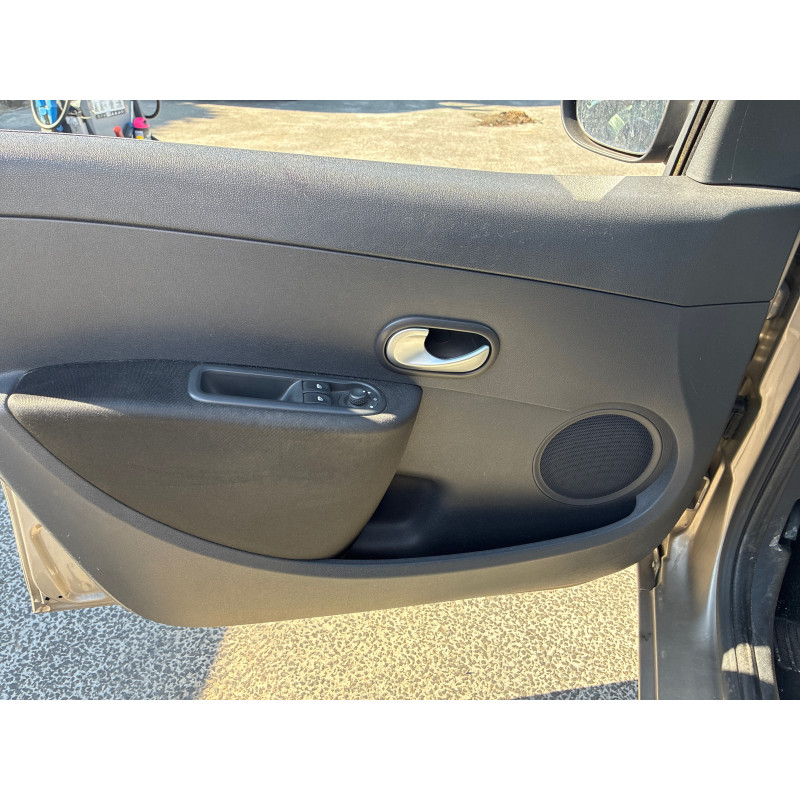 Pare boue avant gauche RENAULT CLIO 3 Photo n°14