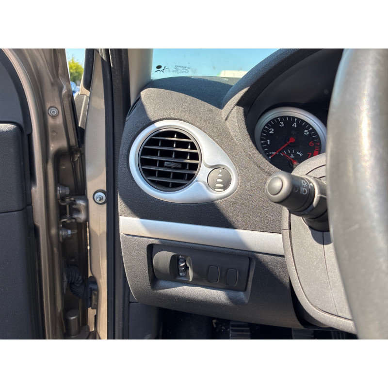 Pare boue avant gauche RENAULT CLIO 3 Photo n°19