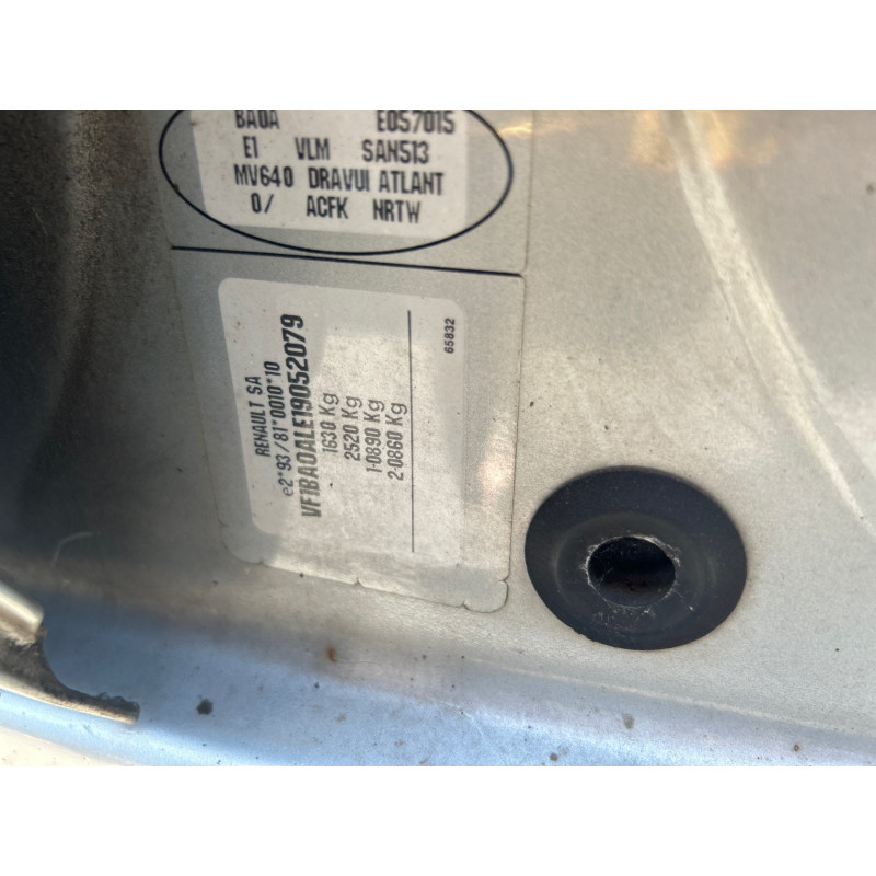 Attache ceinture avant gauche RENAULT MEGANE 1 Photo n°7