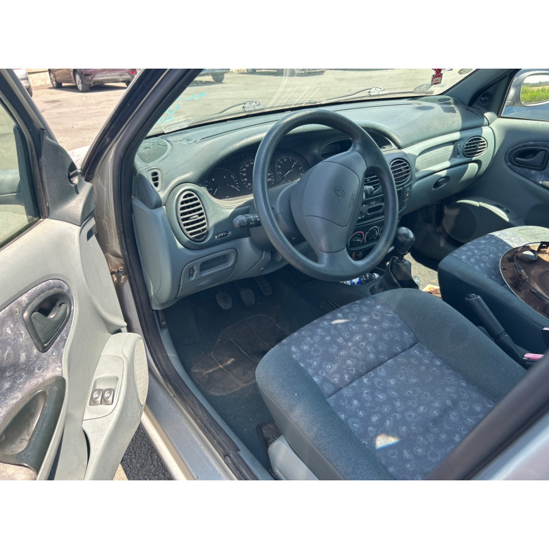 Attache ceinture avant gauche RENAULT MEGANE 1 Photo n°9