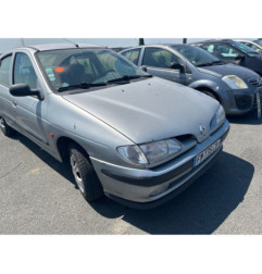 Attache ceinture avant gauche RENAULT MEGANE 1
