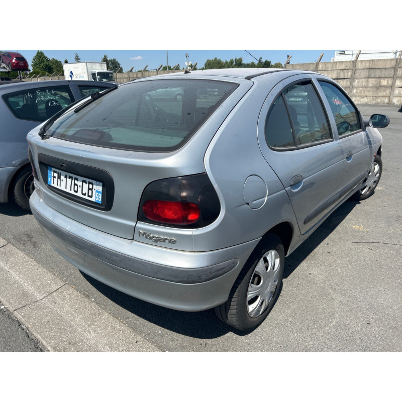 Attache ceinture avant droit RENAULT MEGANE 1 Photo n°8