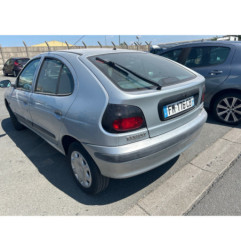 Attache ceinture avant droit RENAULT MEGANE 1