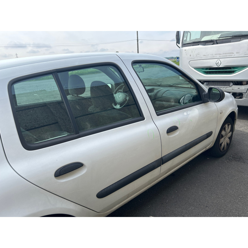 RENAULT CLIO 2 CAMPUS PHASE 2 1.2i - 8V Photo n°17
