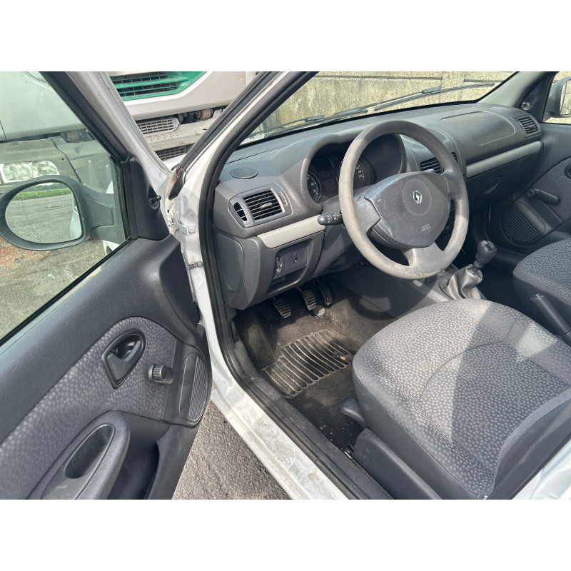RENAULT CLIO 2 CAMPUS PHASE 2 1.2i - 8V Photo n°19