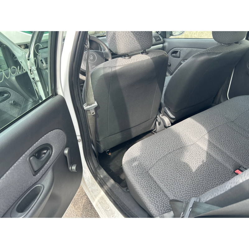 RENAULT CLIO 2 CAMPUS PHASE 2 1.2i - 8V Photo n°20