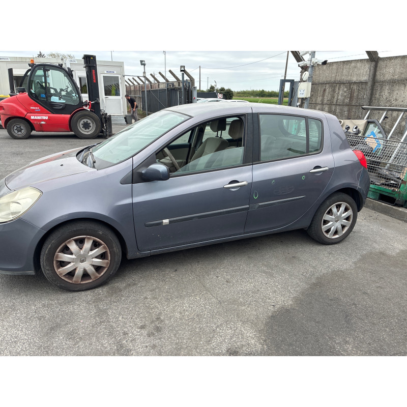 RENAULT CLIO 3 PHASE 1 1.5 DCI - 8V TURBO Photo n°8