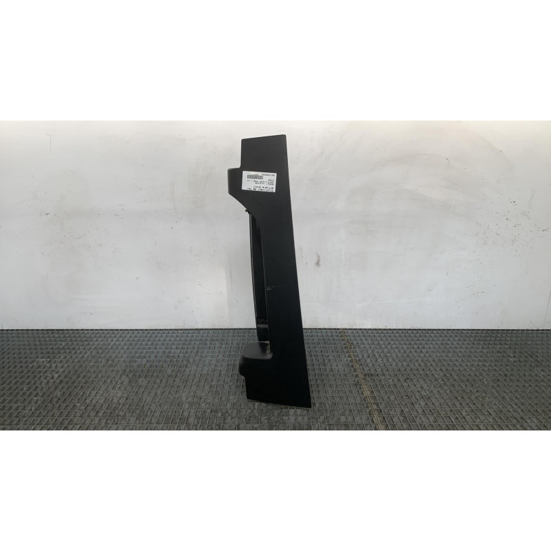 Enjoliveur de feu arriere droit RENAULT TRAFIC 3 COURT Photo n°1