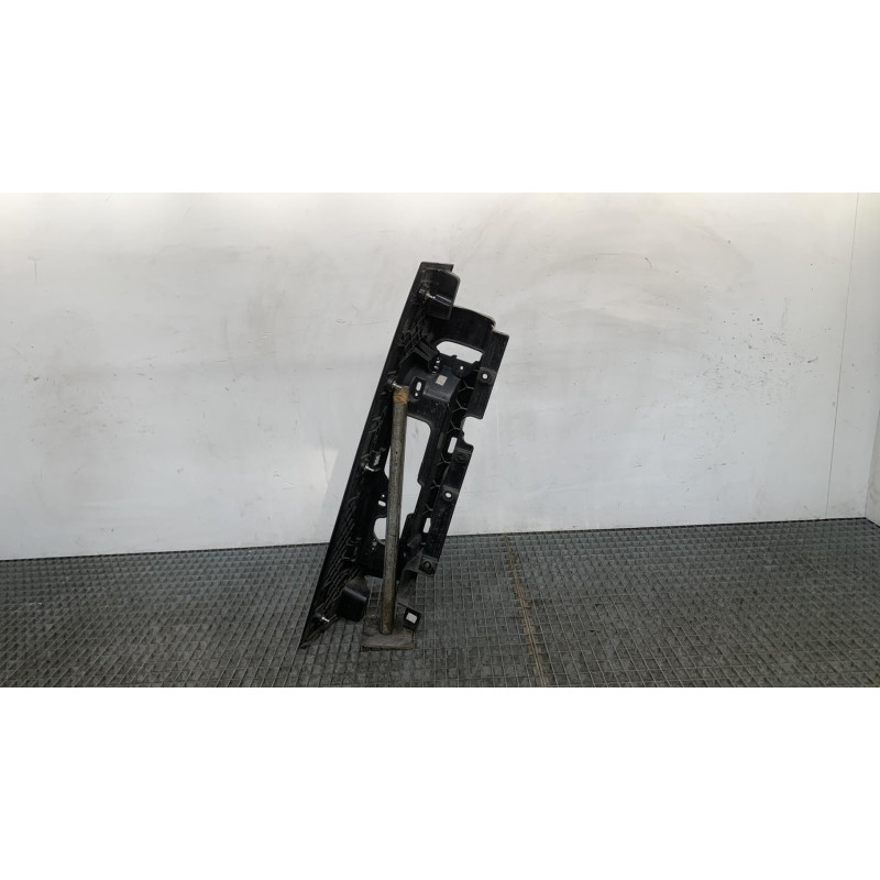 Enjoliveur de feu arriere droit RENAULT TRAFIC 3 COURT Photo n°2