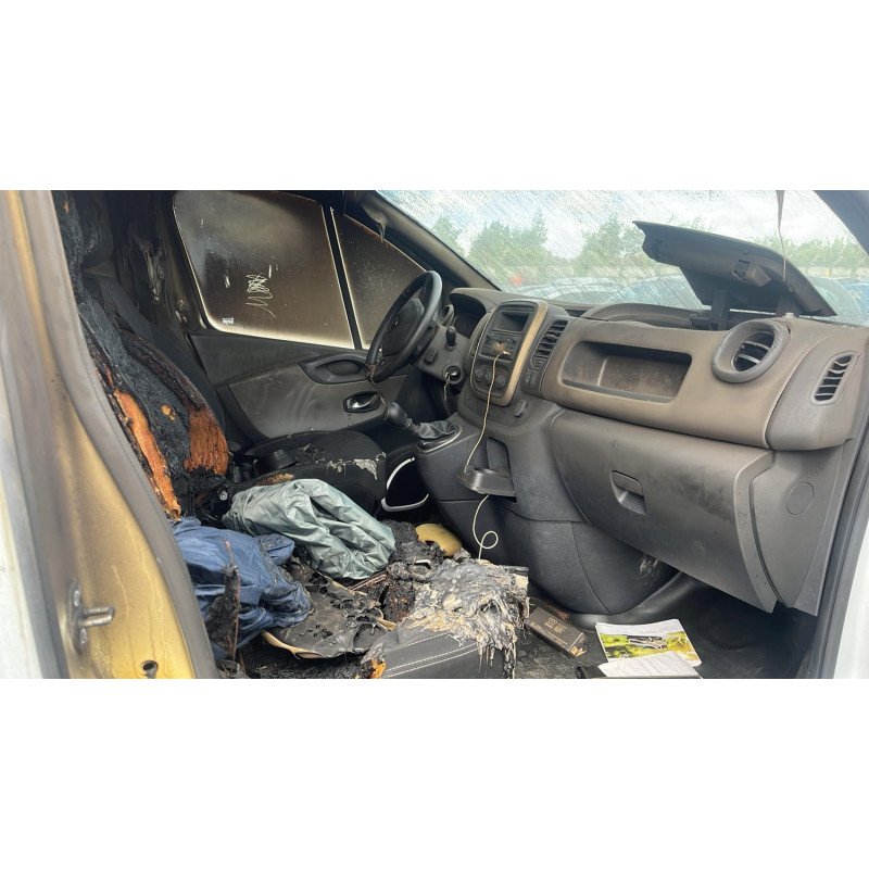 Enjoliveur de feu arriere droit RENAULT TRAFIC 3 COURT Photo n°7