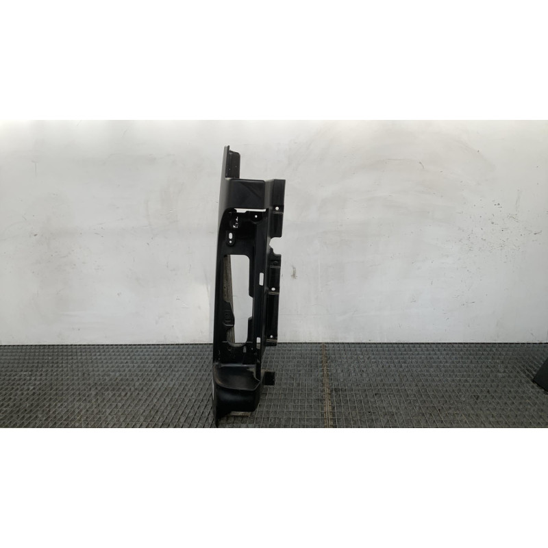 Enjoliveur de feu arriere gauche RENAULT TRAFIC 3 COURT Photo n°4