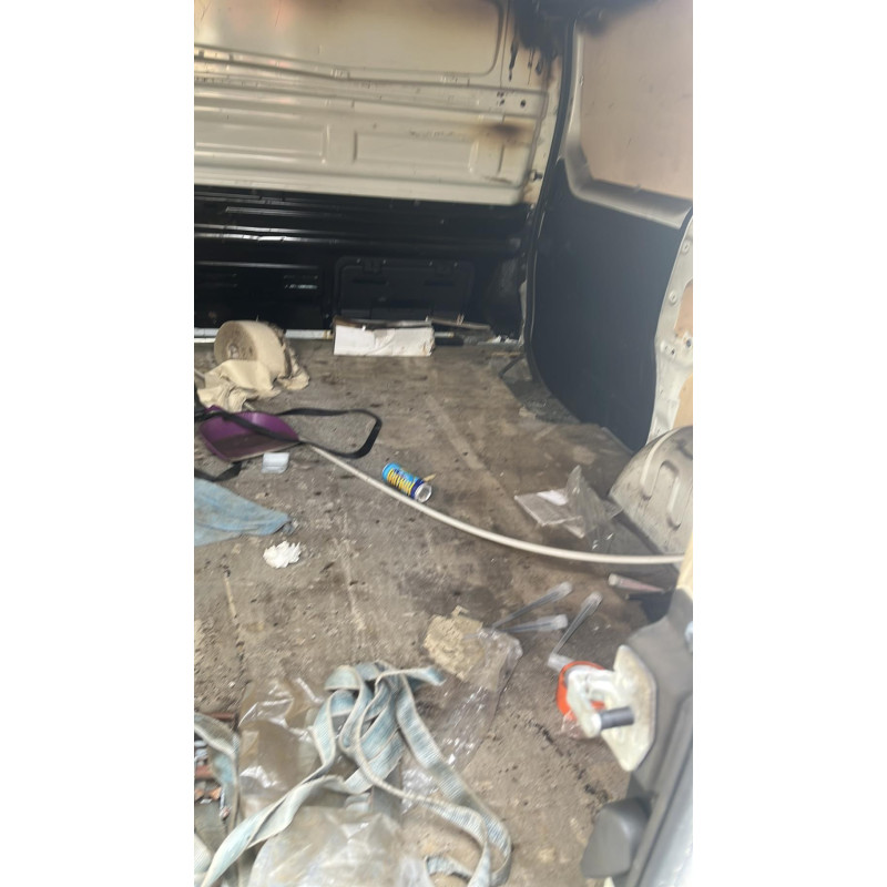 Enjoliveur de feu arriere gauche RENAULT TRAFIC 3 COURT Photo n°11