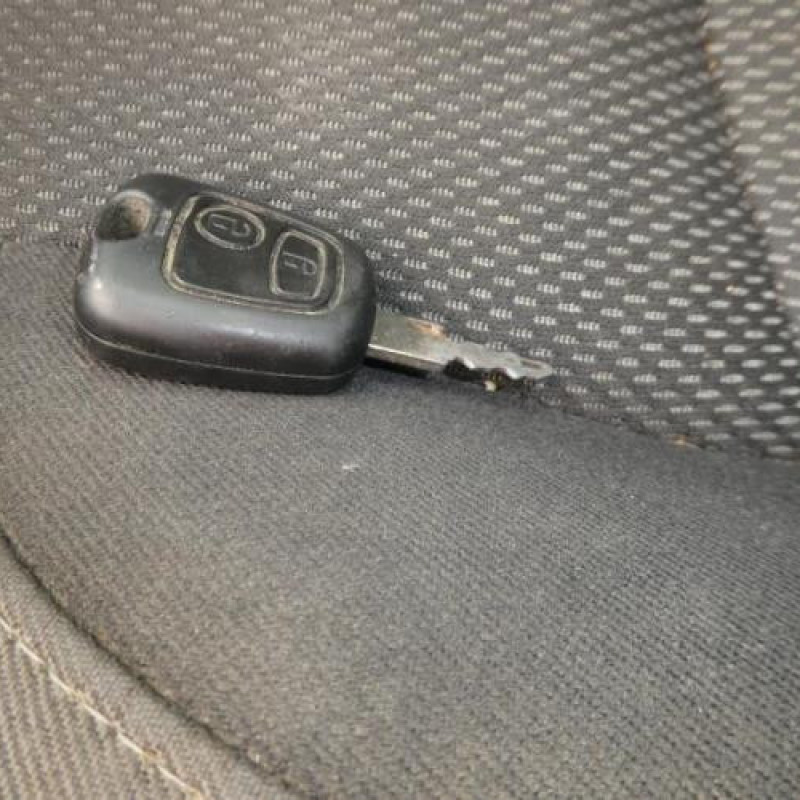 Pretensionneur de ceinture avant droit PEUGEOT 206 Photo n°12