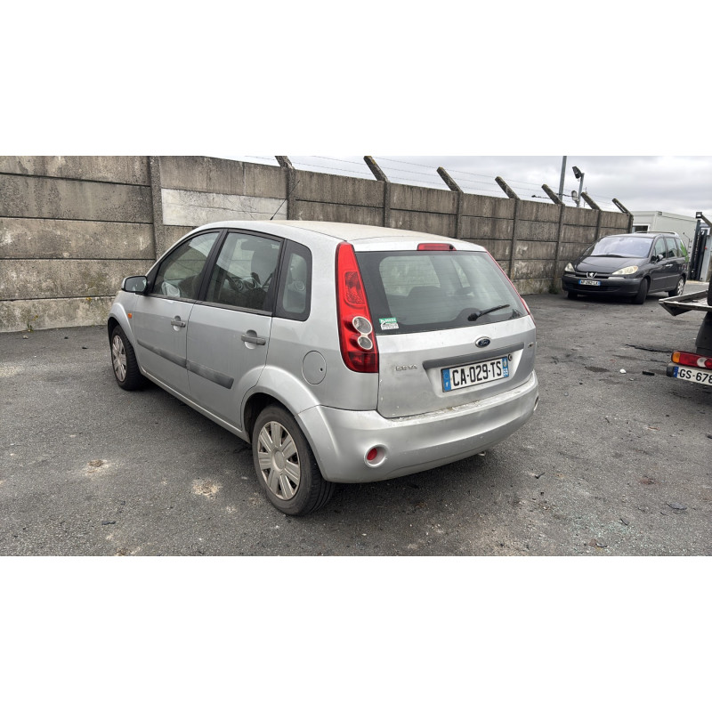 Vitre arriere gauche FORD FIESTA 5 Photo n°12