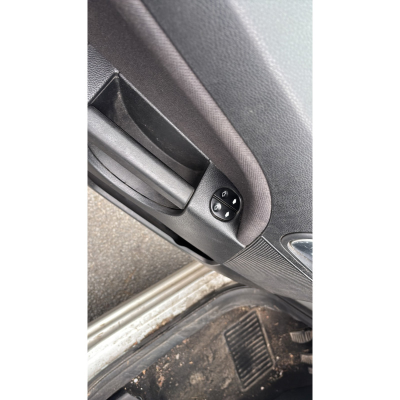 Vitre arriere gauche FORD FIESTA 5 Photo n°18