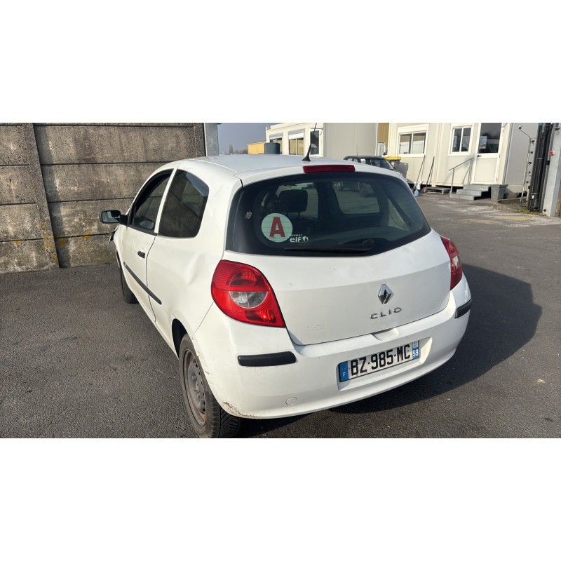 Attache ceinture avant droit RENAULT CLIO 3 Photo n°8