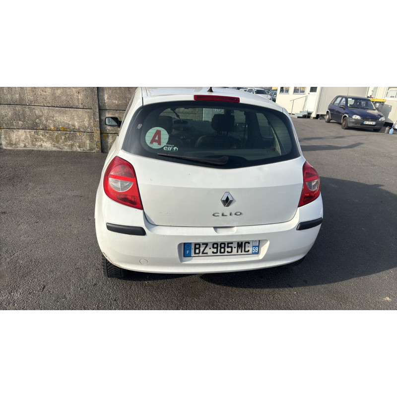 Attache ceinture avant droit RENAULT CLIO 3 Photo n°9