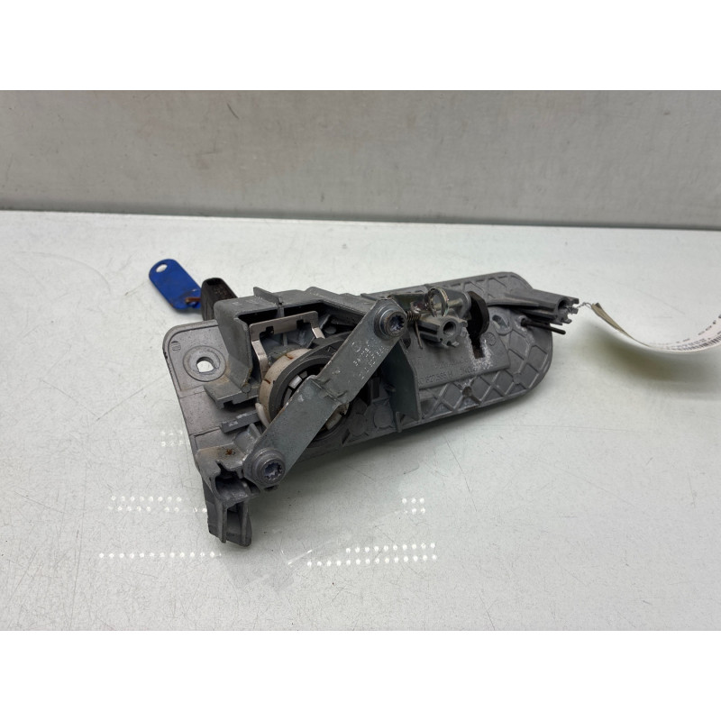 Poignee porte coffre gauche VOLKSWAGEN CADDY 3 Photo n°4