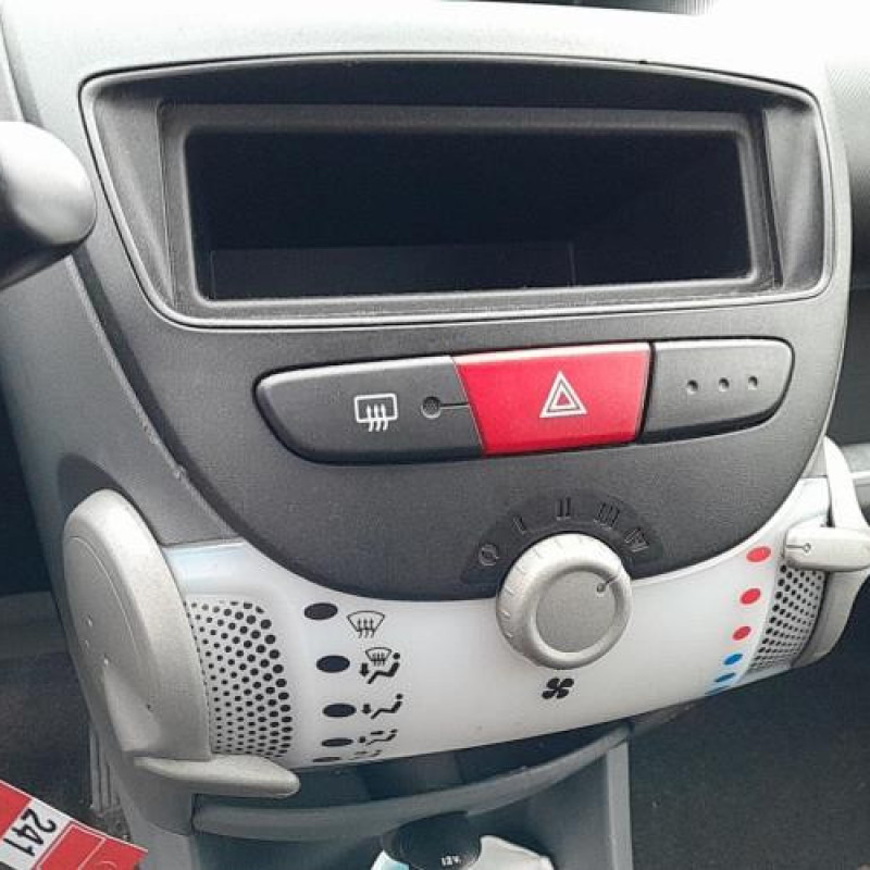Pretensionneur de ceinture avant droit PEUGEOT 107 Photo n°12