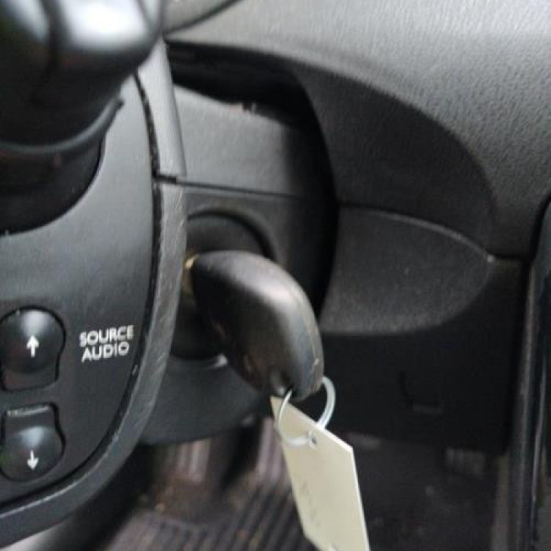 Pretensionneur de ceinture avant droit RENAULT CLIO 3 Photo n°5