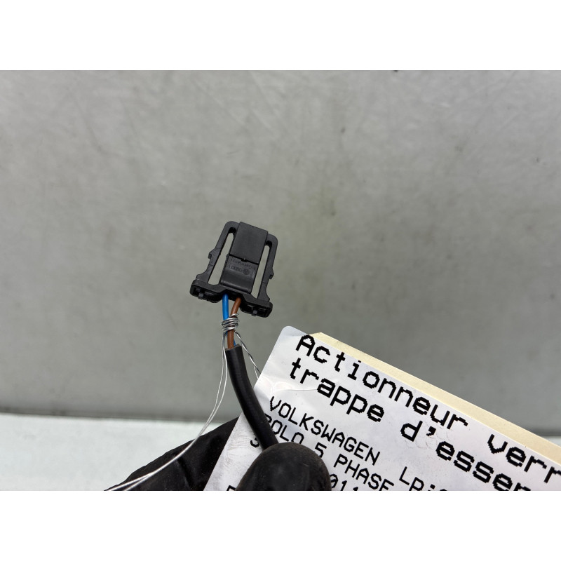 Actionneur verrou trappe d'essence VOLKSWAGEN POLO 5 Photo n°3