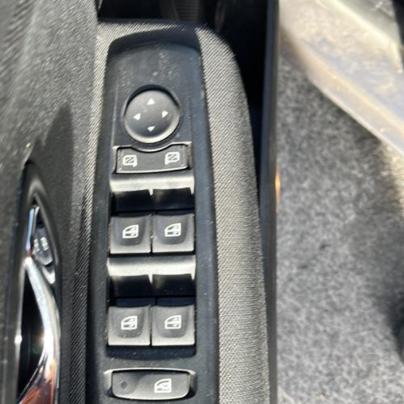 Pretensionneur de ceinture avant droit RENAULT MEGANE 3 Photo n°9