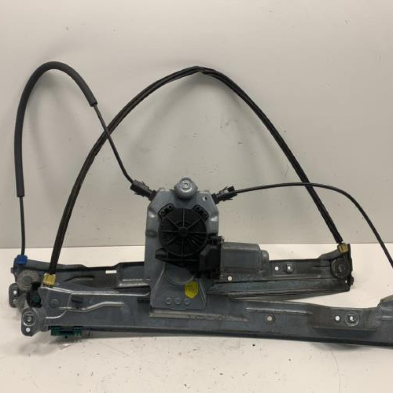 Leve vitre electrique avant droit RENAULT CLIO 3 Photo n°1