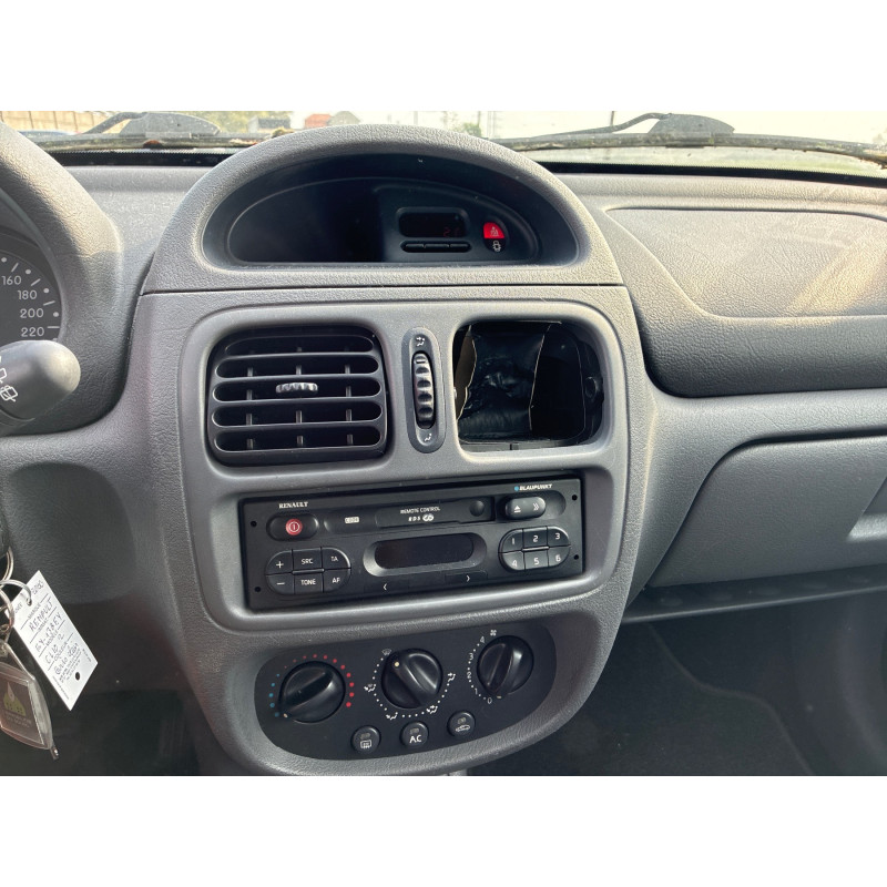 RENAULT CLIO 2 PHASE 1 1.2i - 8V Photo n°8