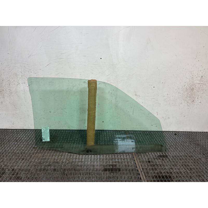 Vitre avant gauche PEUGEOT 306 Photo n°1